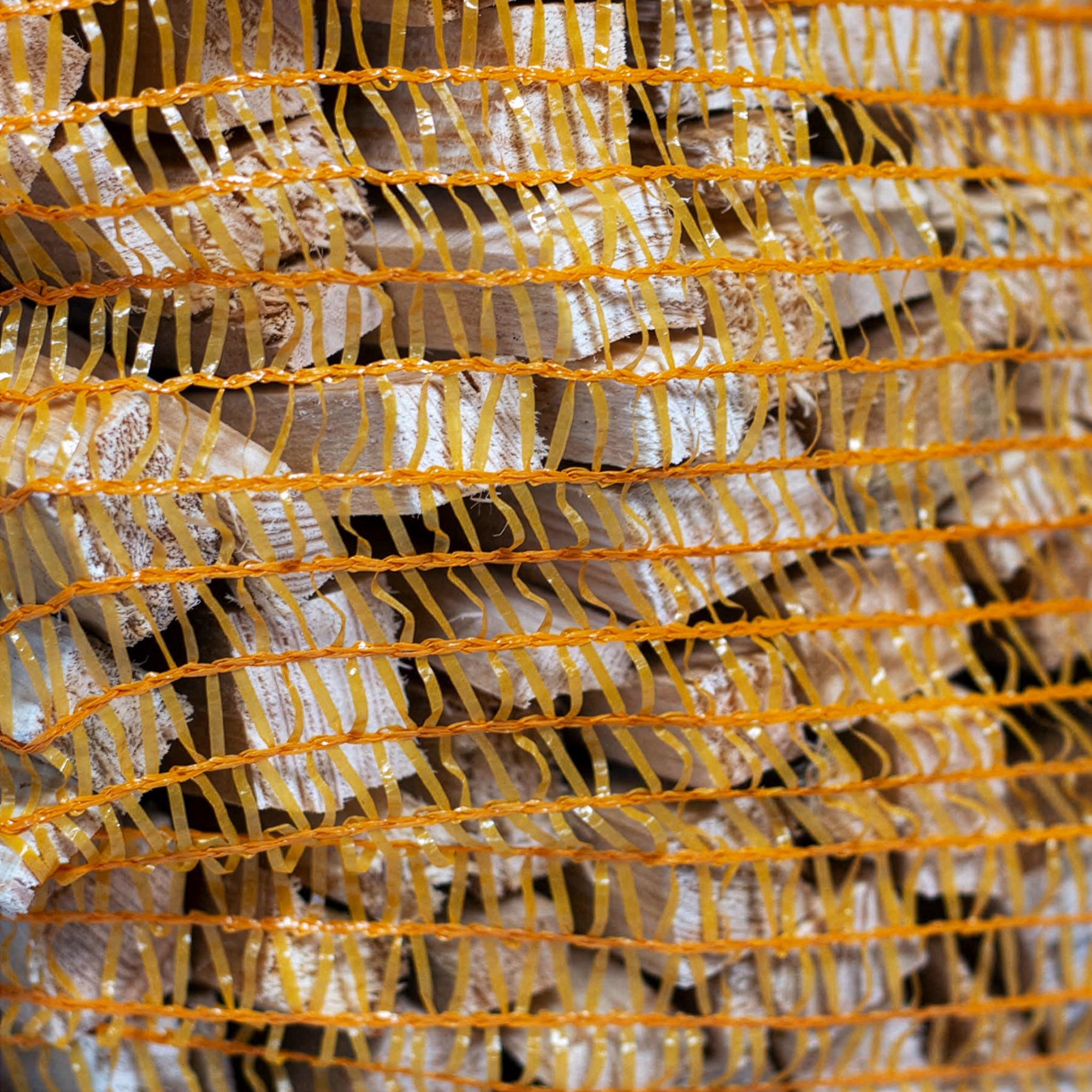 Aanmaakhout in oranje netzak