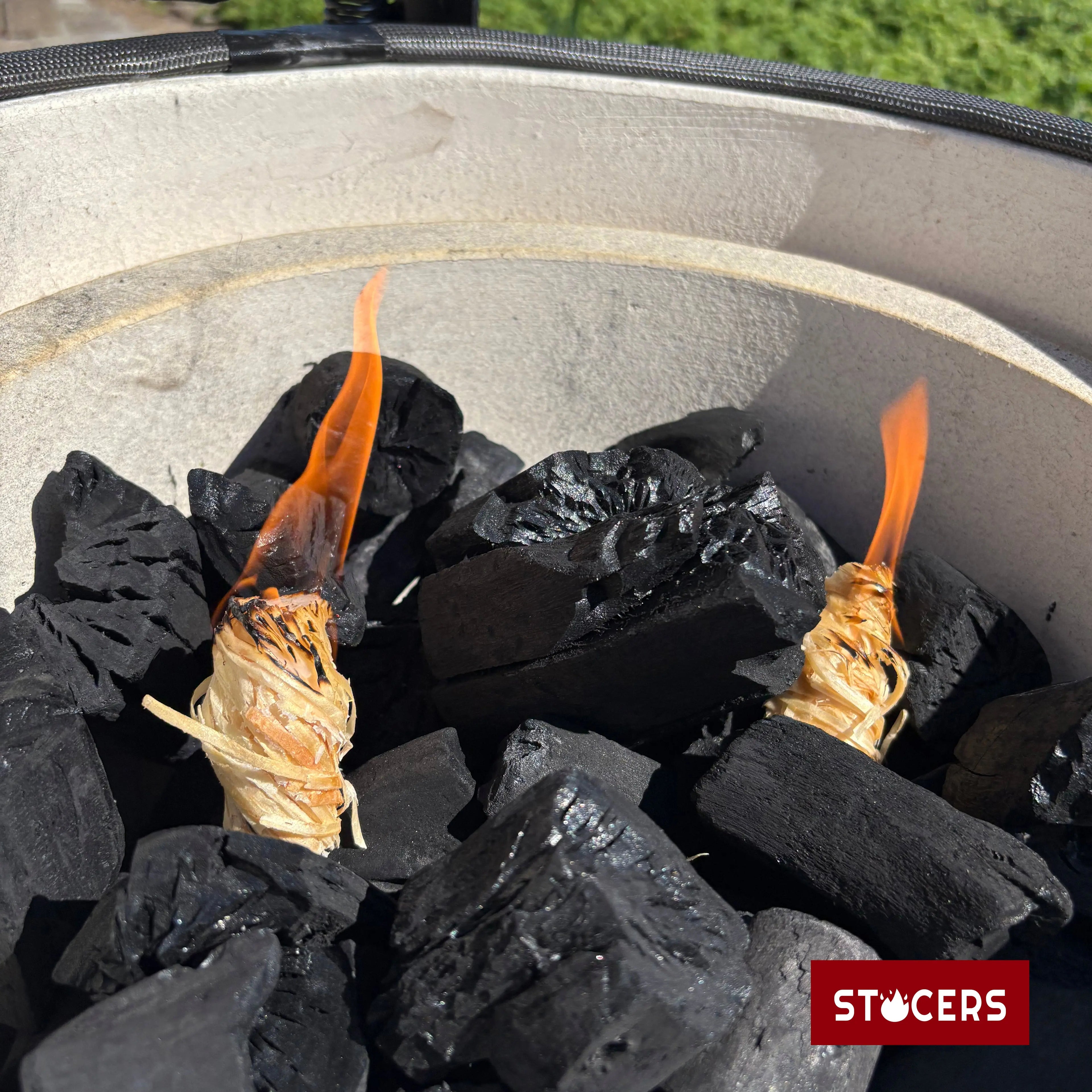 Aanmaakkrullen branden in de barbecue 