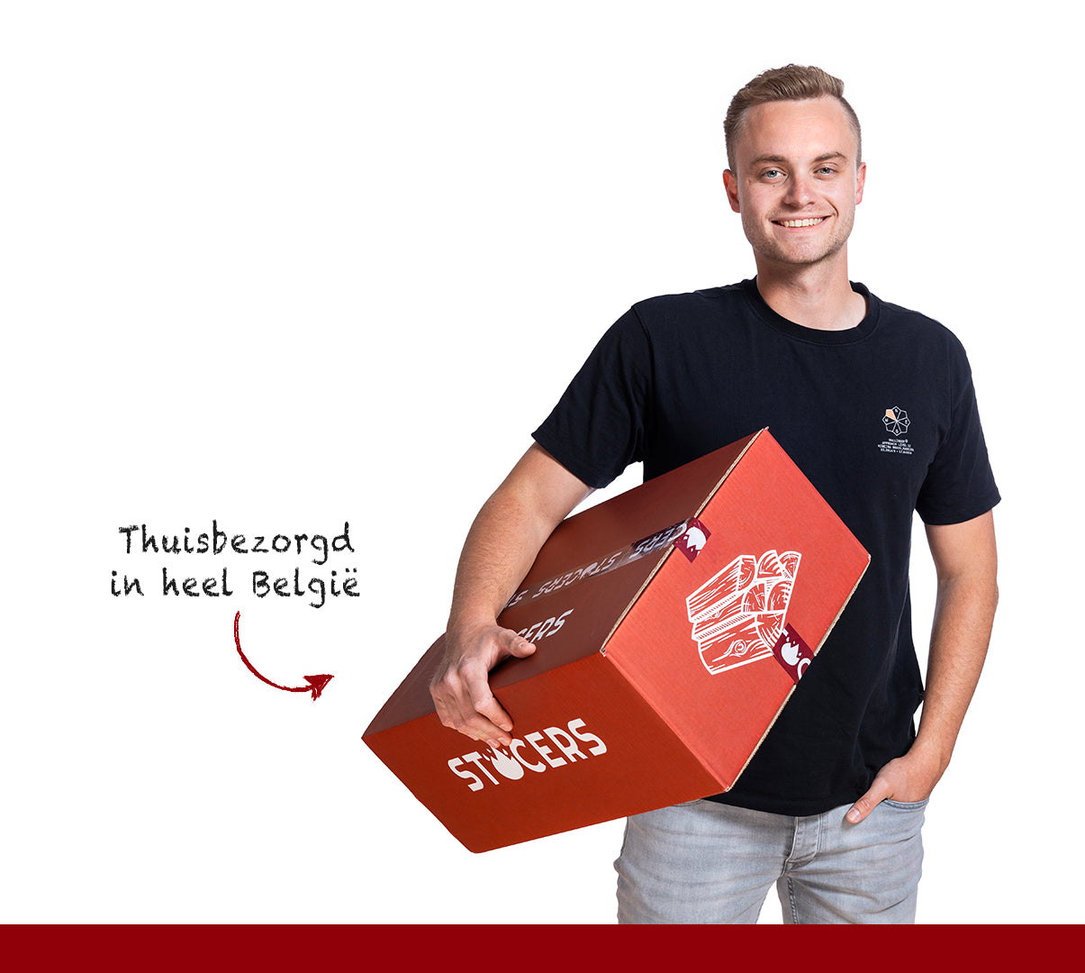 Een man staat met doos aanmaakblokjes met thuislevering in België.